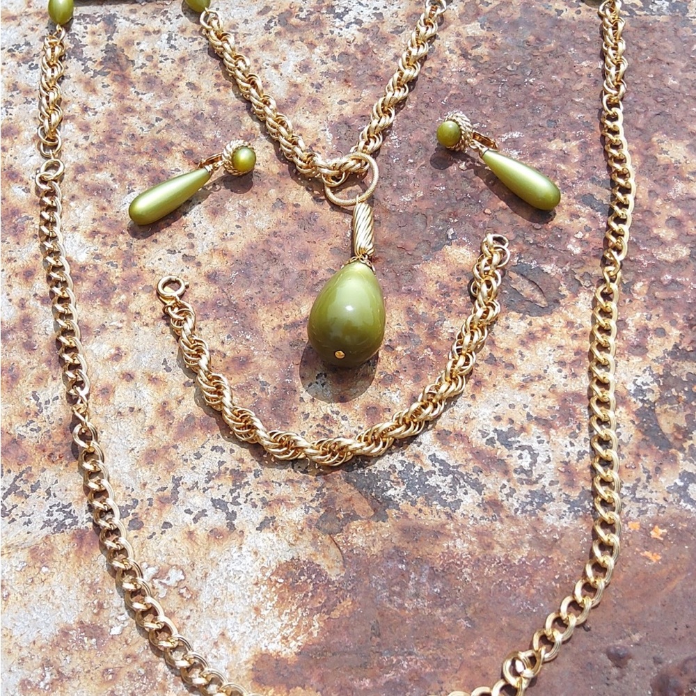 N632 Vintage Sarah Coventry Moonglow Long Necklace and Clip on Earrings